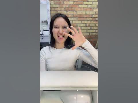 на указательном ноготь темный возле кутикулы из за того, что клиентка ...