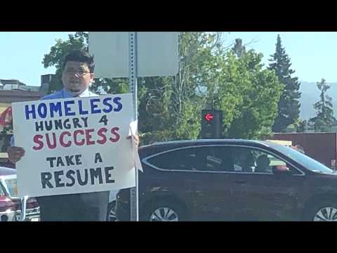 Видео: Бездомный человек доставляет резюме на улице и получает сотни предложений о работе