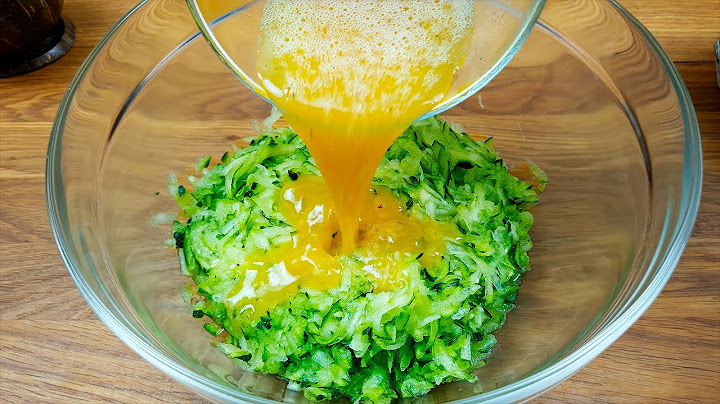 Einfach die Zucchini reiben und die Eier dazugeben! Schnelles Rezept! Im Sommer koche ich jeden Tag!