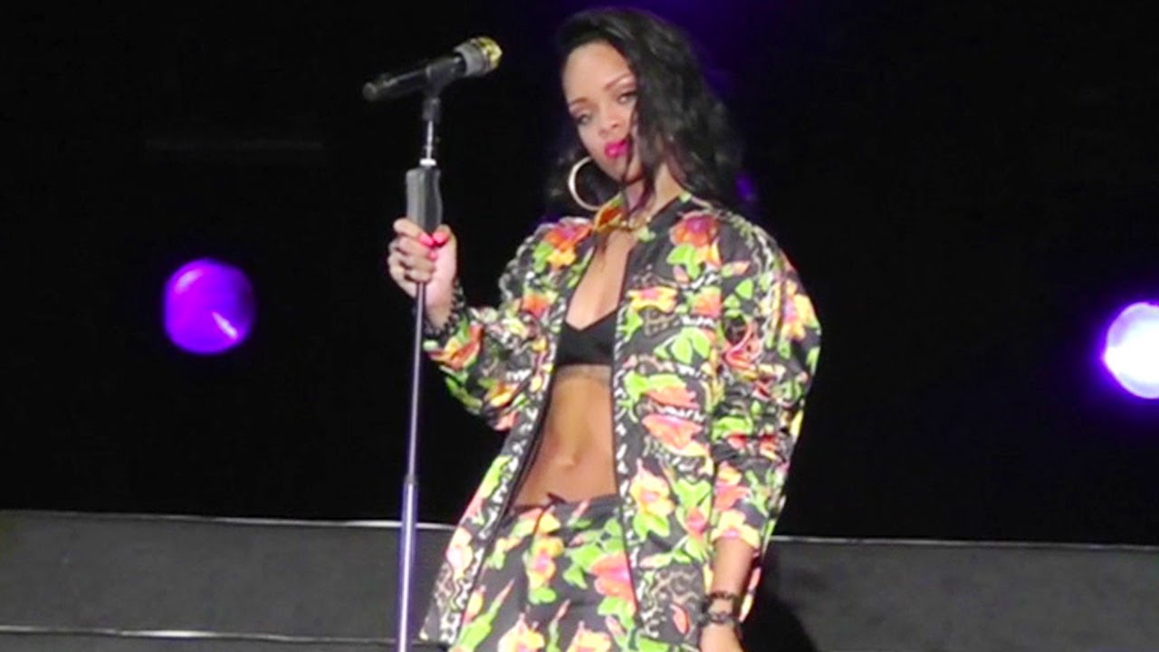 Rihanna Shakes Her Ass 18
