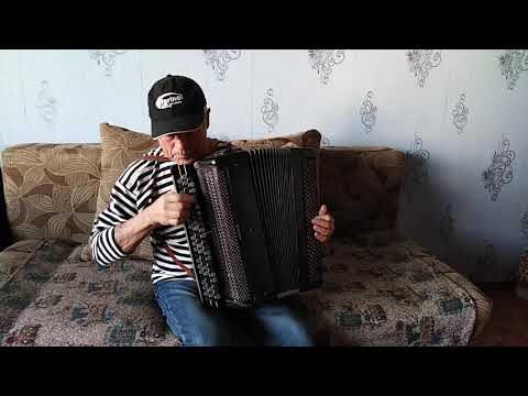 Девушка в платье из ситца. Баян.