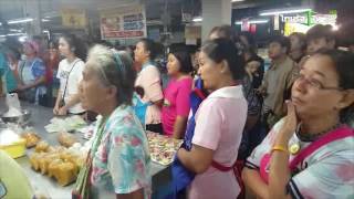 พสกนิกรตลาดเทศบาล 5 จ.พิษณุโลก ร่ำไห้เมื่อทราบแถลงข่าวจากทีวี | 13-10-59 | ThairathTV