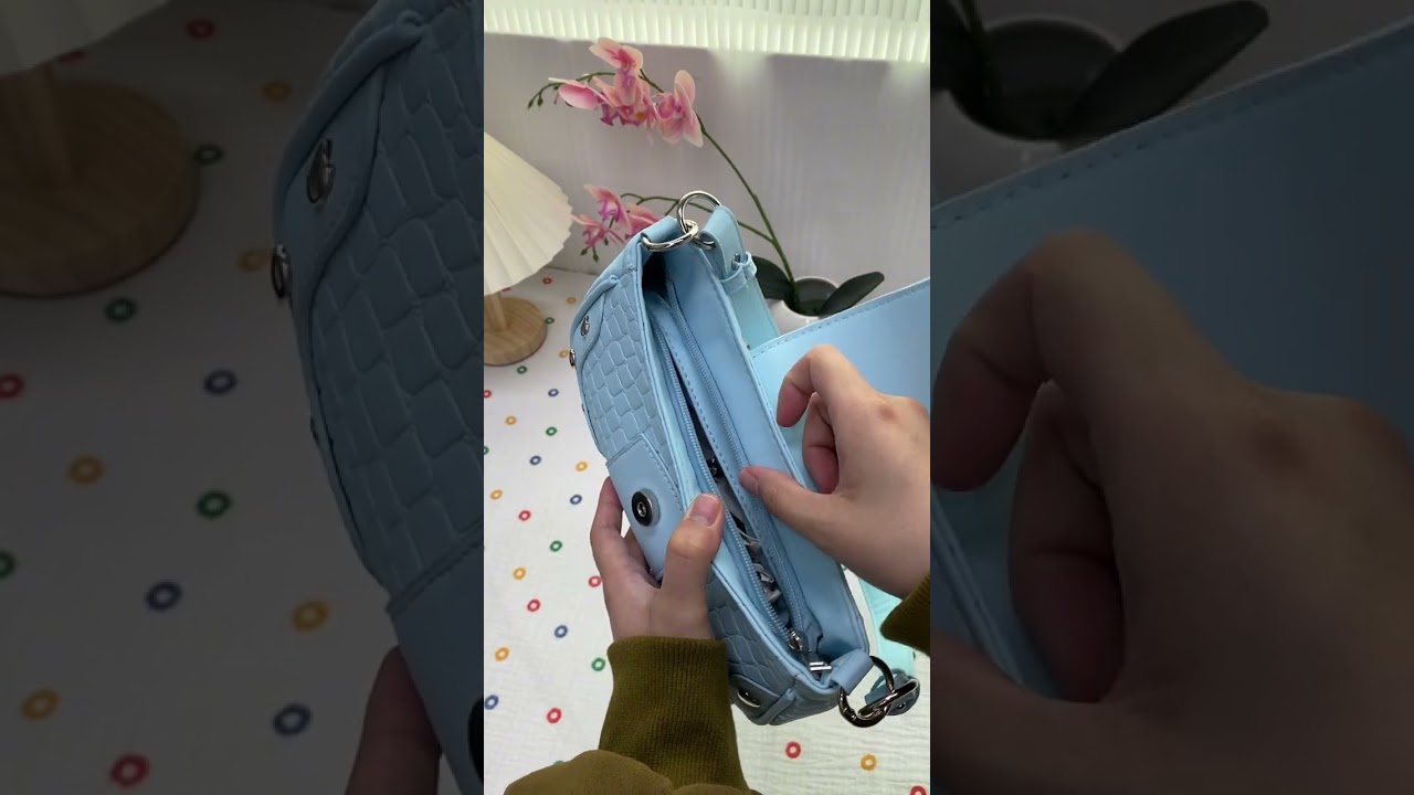 Omg, this blue bag is so cute! 