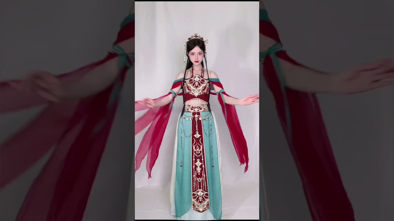 Do you like skirts or bloomers?I'm wearing the costume of China ancient western region dancer.