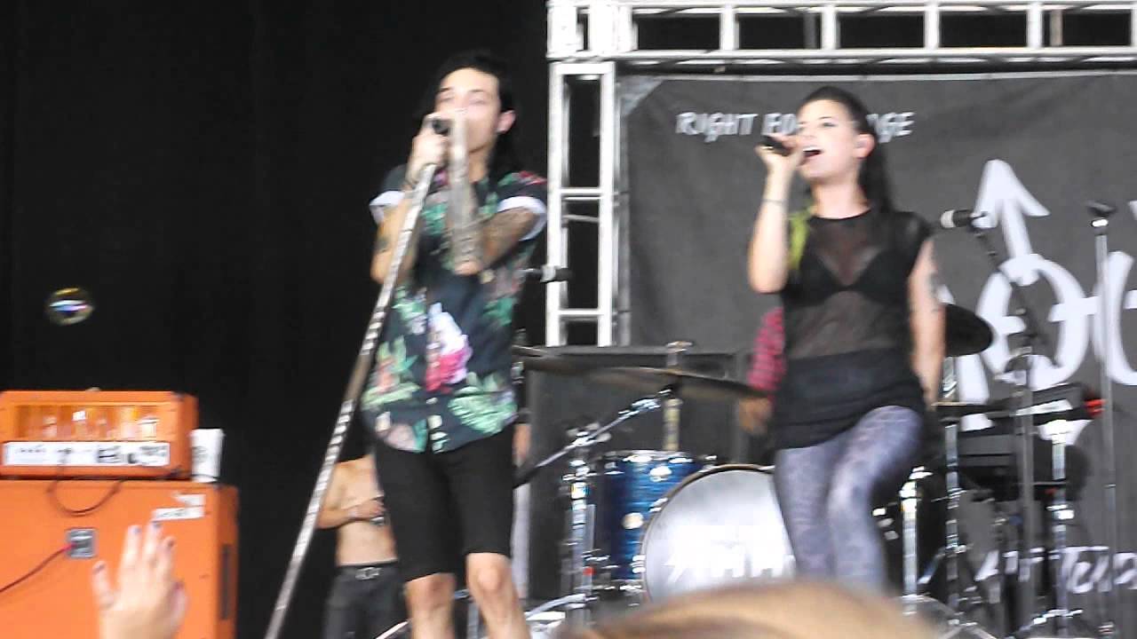 Andy and Juliet kissing!