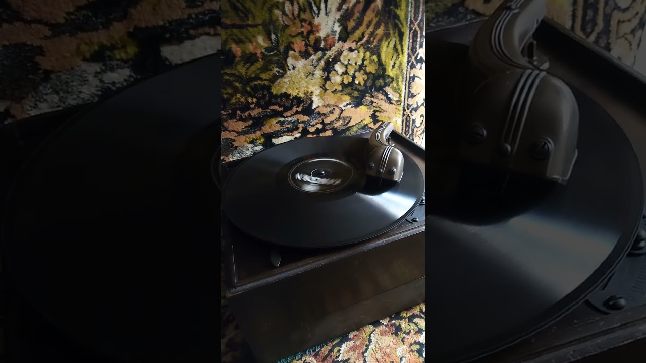 RCA Victor R-93-S Portable Phonograph demo