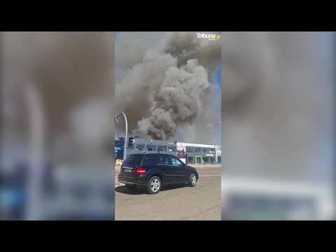 Declarado un incendio originado en la zona de los concesionarios de la Avenida de Gijón