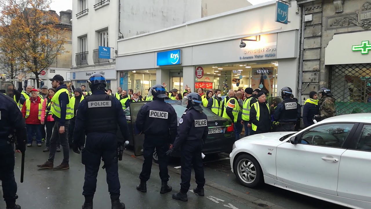 Cognac : les gilets jaunes forcent le passage vers le centre-ville