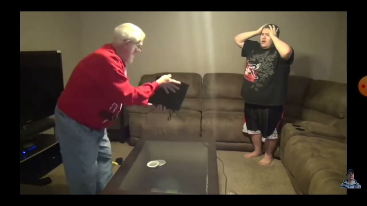 дед разбитый. злой дед разбил sony playstation 4. злой дед сломал стол. дед разбитый. злой дедушка разбил телевизор.