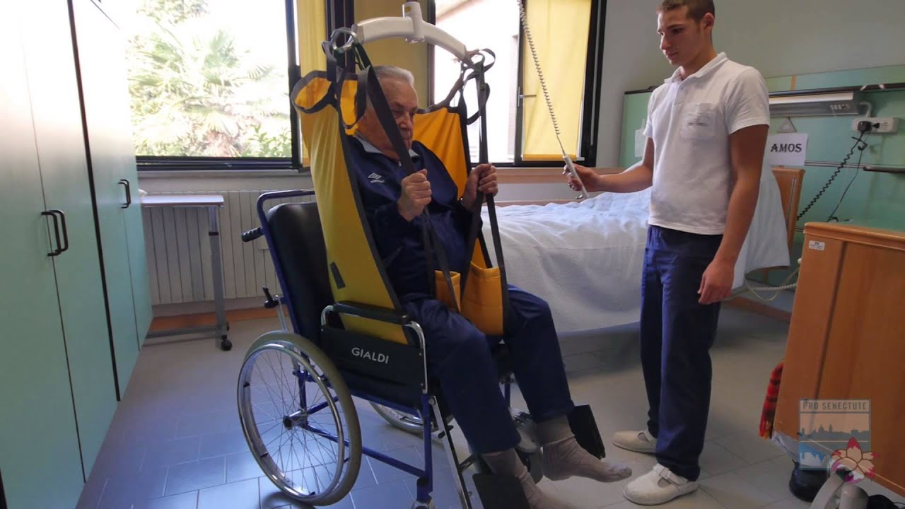 Utilizzo di un sollevatore ad H Pro-Senectute in struttura sanitaria