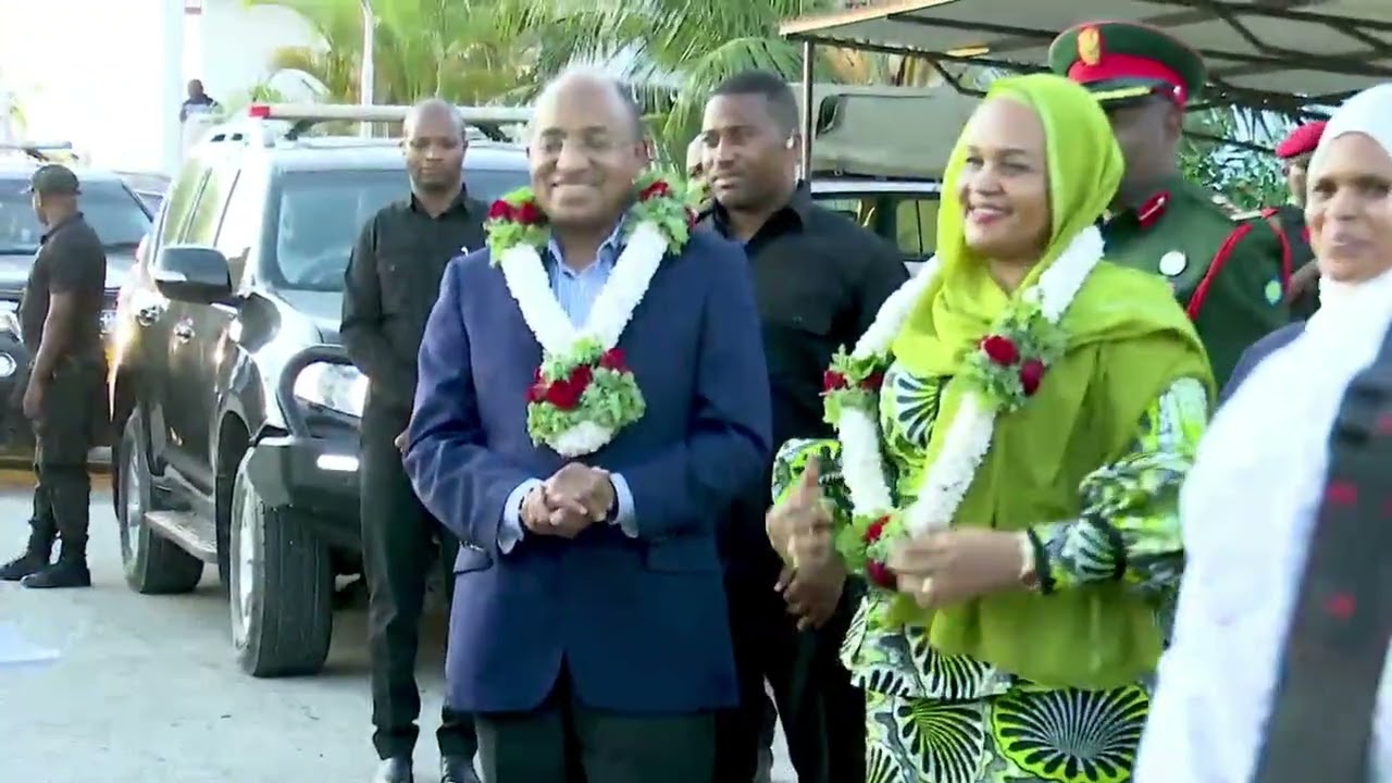 DK.MWINYI APOKELEWA KWA SHANGWE NA WAFANYAKAZI WAKE IKULU - PEMBA.