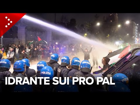 Video Scontri in serata a Milano: la polizia apre più volte l'idrante contro i manifestanti pro Pal