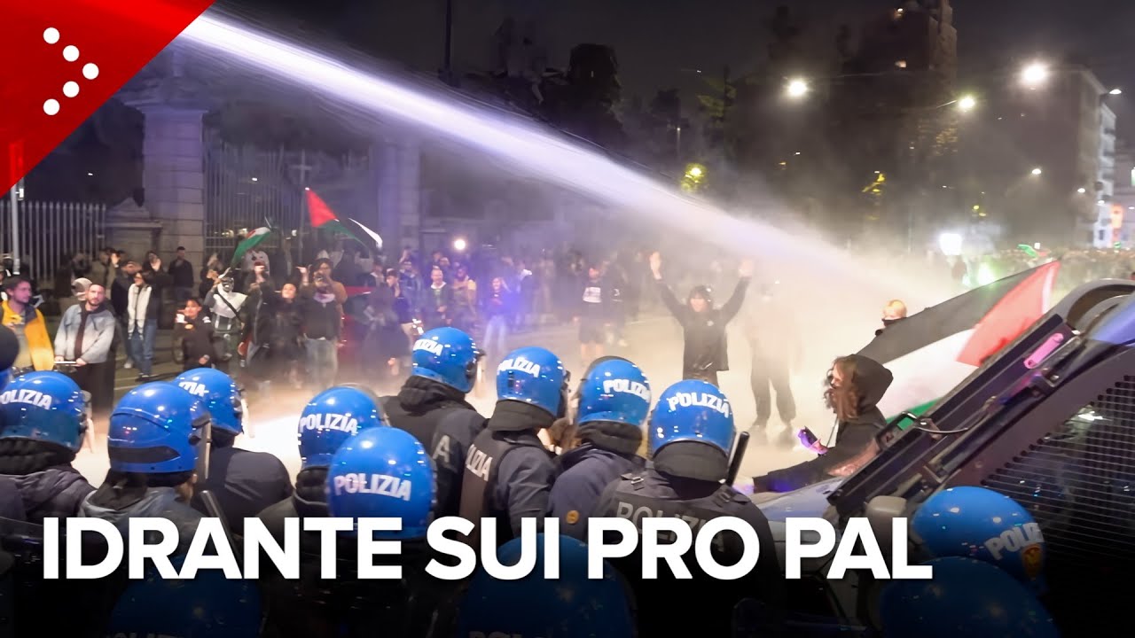 Scontri in serata a Milano: la polizia apre più volte l'idrante contro i manifestanti pro Pal