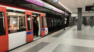 Metro Barcelona - Badalona Pompeu Fabra L2 - Tren iniciando recorrido