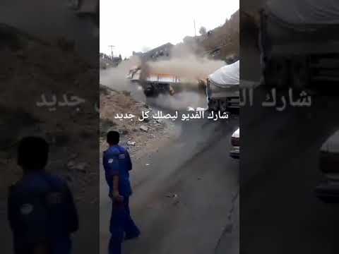 عاجل شاهد لحظة انقلاب قاطرة محملة مواد وقطعت الطريق اما مئات المواطنين