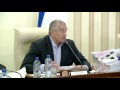 Сергей Аксёнов читает Крымскую газету на заседании Совета министров