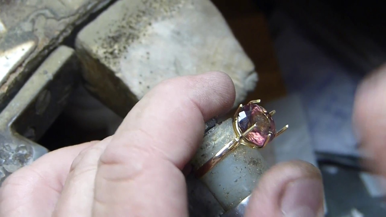 VEJA COMO SE CRAVA UMA PEDRA TURMALINA BICOLOR.