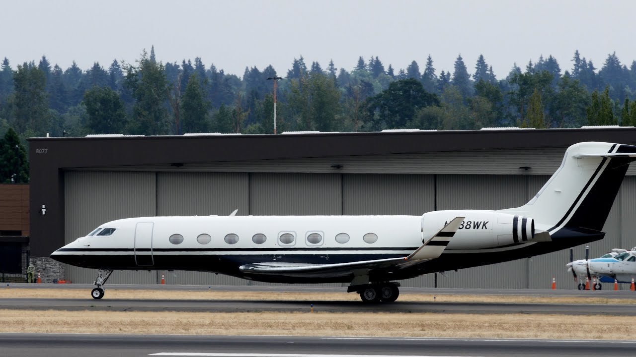 Gulfstream G650ER luxury business jet landing at PDX.