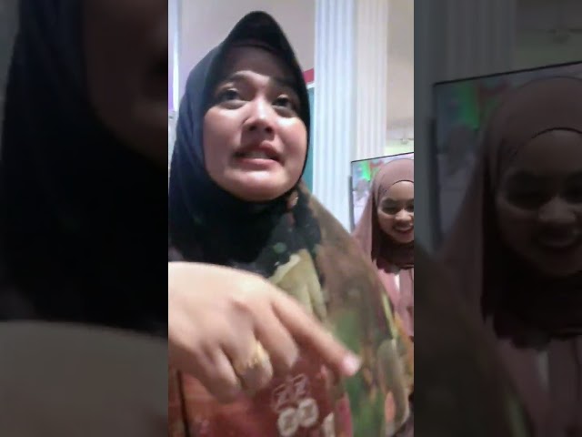 Subhaanallah ‼ Bisa ngobrol sedekat ini sama Ustadzah Hj. Liza Azizah, LC Karawang #viral #shorts class=