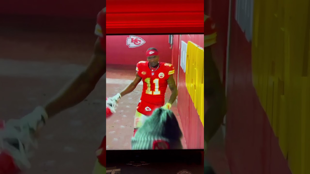 LOOK: Chiefs' Marquez Valdes-Scantling slams his helmet in tunnel ...