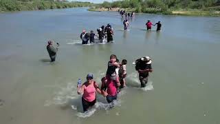 Muchos #migrantes cruzando el #riobravo para entrar a USA