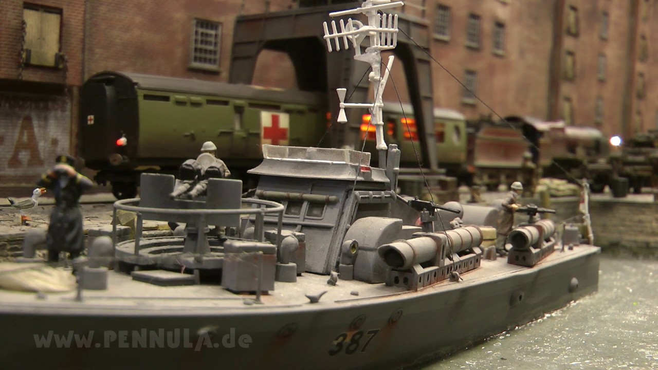 Militärzüge und Panzer als Modellbahn auf einem Militär - Diorama aus dem Weltkrieg mit Dampfloks