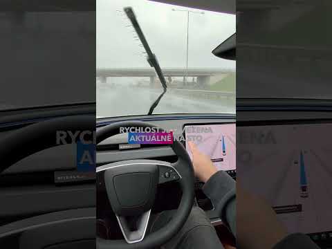 Jak jezdí #TeslaFSD v dešti a hnusu? 🤔 #tesla #fsd #teslaassisteddriving @tesla