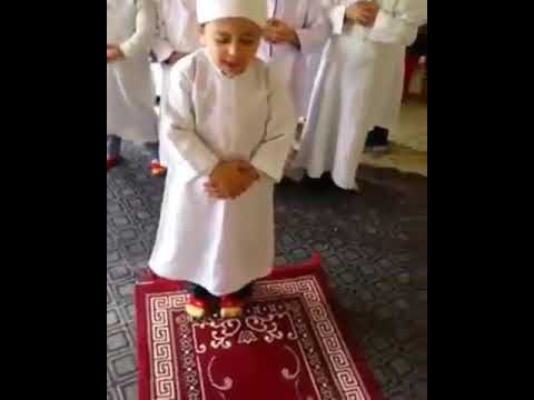 Namaz qilan balaca usaq/ herkes izlesin