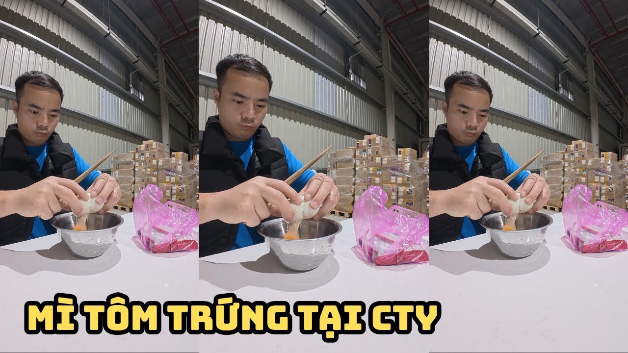 Anh công nhân tự nấu mỳ tôm trứng tại công ty