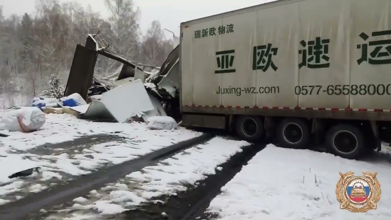 В Сибири столкнулись четыре фуры — в одной из них находился гражданин Беларуси