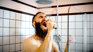 Mia edzo parolas en la duŝejo