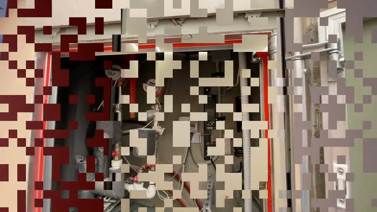 Световое окно в ванной и парящий натяжной потолок в туалете.