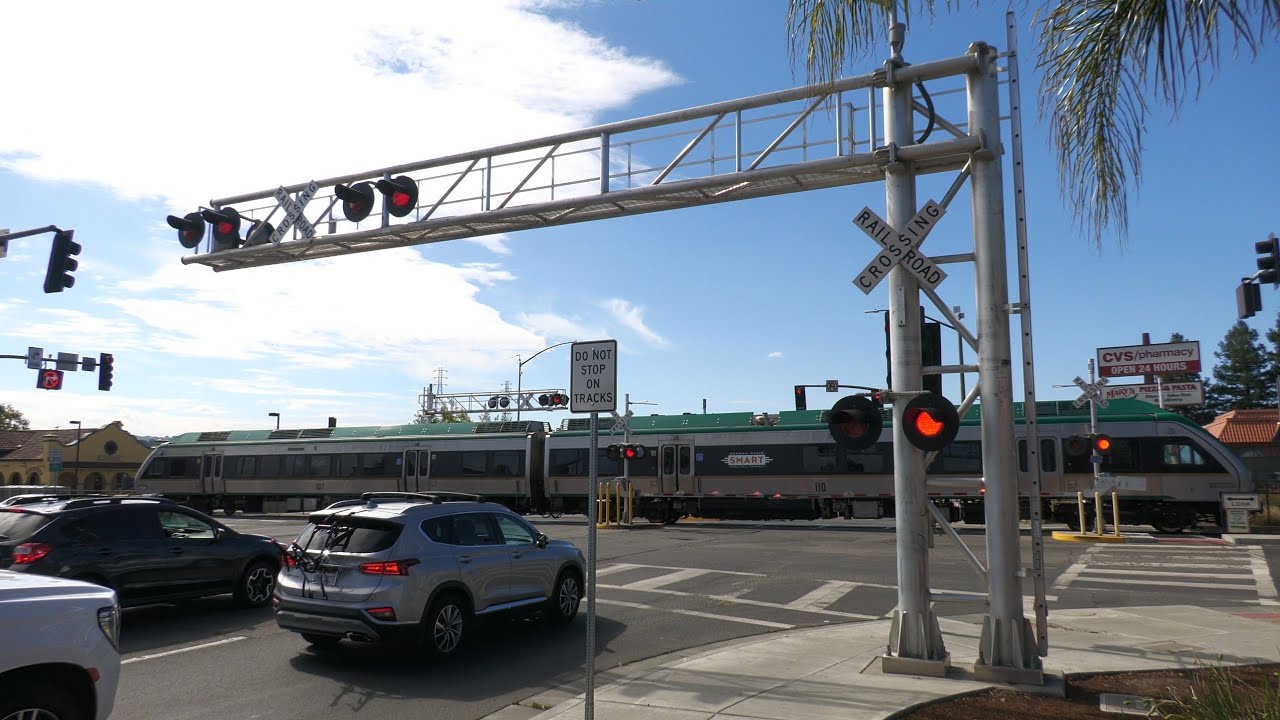 smart-110-commuter-train-north-e-washington-st-railroad-crossing