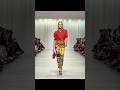 Versace spring summer 2018 ✨😮 #versace #fashion #supermodel #beautiful #dress #model #runway #shorts