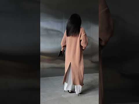 Довгий в'язаний кардиган з об'ємними рукавами та елегантним розрізом ззаду, видео 1