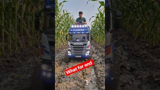 The mini truck is carrying a load rooted in its entirety #etruck #daimlertrucks #mbtruck #readylift