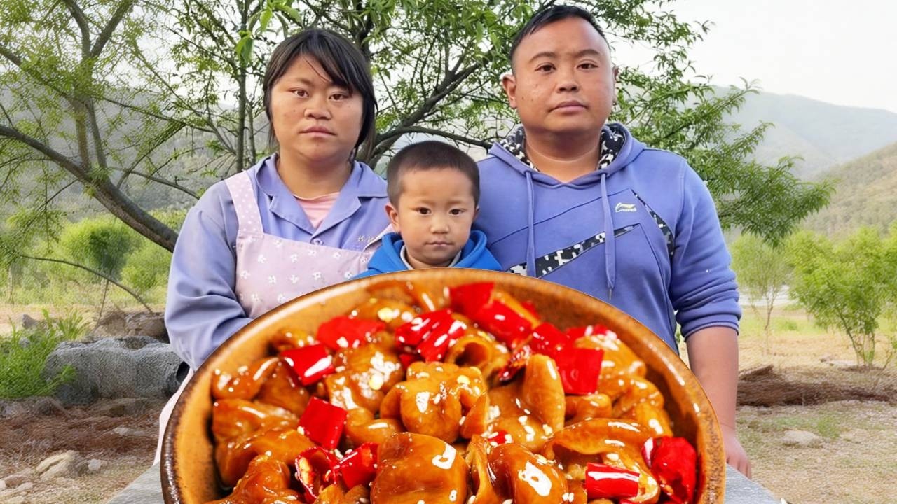 懂事的兄弟俩心疼爸爸妈妈，不仅会帮着爸爸抱猪草，还会和妈妈一起做饭！！