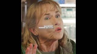 Sie will nur Zigaretten – und enttarnt die Jäger.  #filme #movie