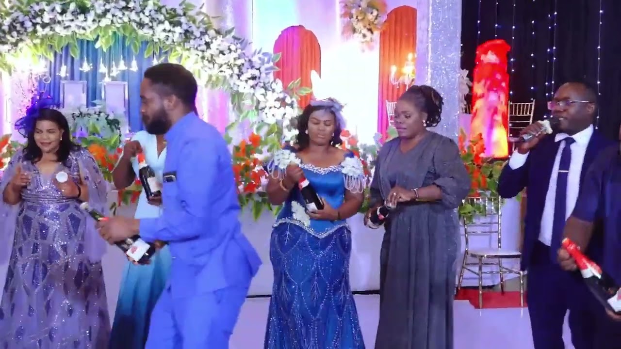 Mc mwenye balaa kubwa ukumbini...ufunguaji wa  Champagne wa kijanja mafinga ni balaaa 