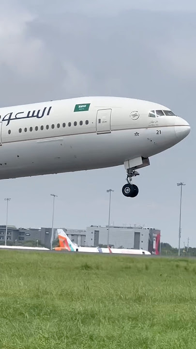 Boeing-777 TakeOff | Saudia | #shorts #trending #viralshorts #boeing #aviation #saudiarabia #saudi