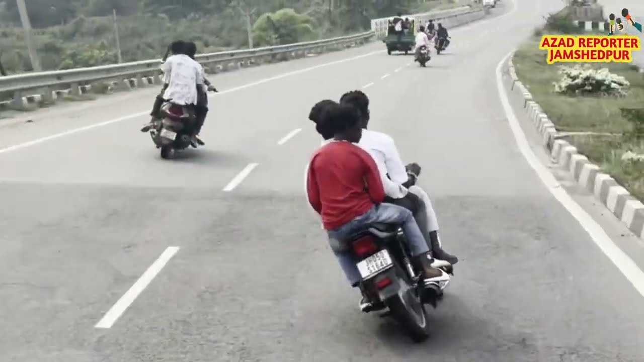सड़क पर करतब कर रहे यह नौजवान दिखा रहे है Jamshedpur Traffic Police को ठेंगा,आखिर कब लगेगी इन पर रोक