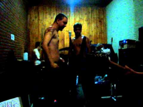 Viagem clandestina - La Tormenta Grind Core peso argentin