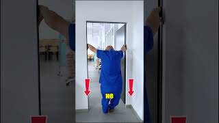 Сутулость и боль между лопатками? 2 упражнения для спины стоя у дверного косяка #shorts  #ЛФК
