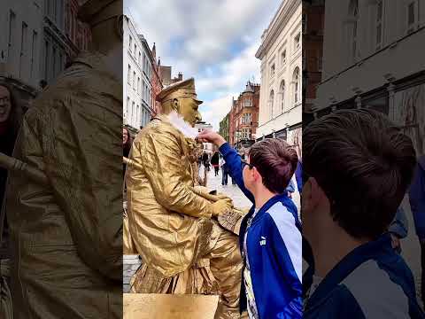 He Tickled London Levitating Goldman But Got The Shock Of His Life From The Gold Lady