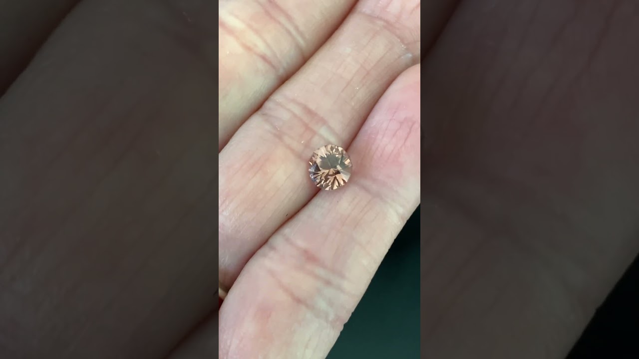 W6813-dragon-garnet-color-change-fluorescent-chromium-vanadium-malaya-1.30-ct-ravenstein