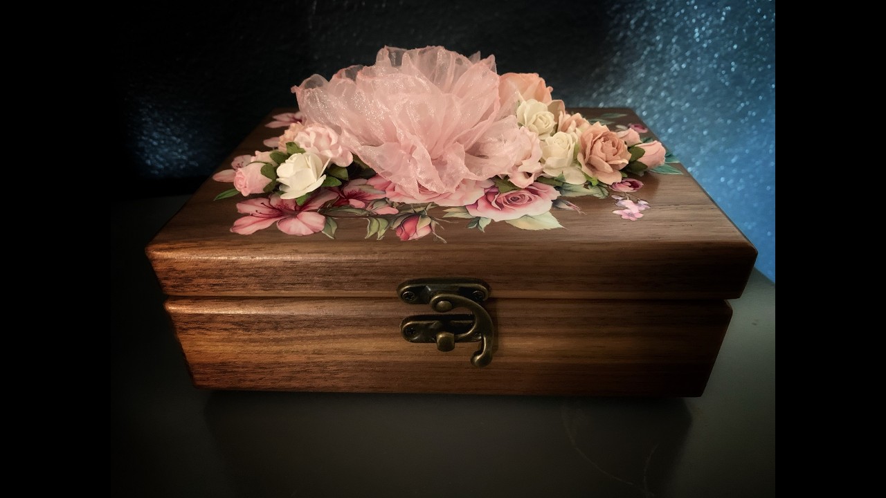 Украшенная деревянная шкатулка