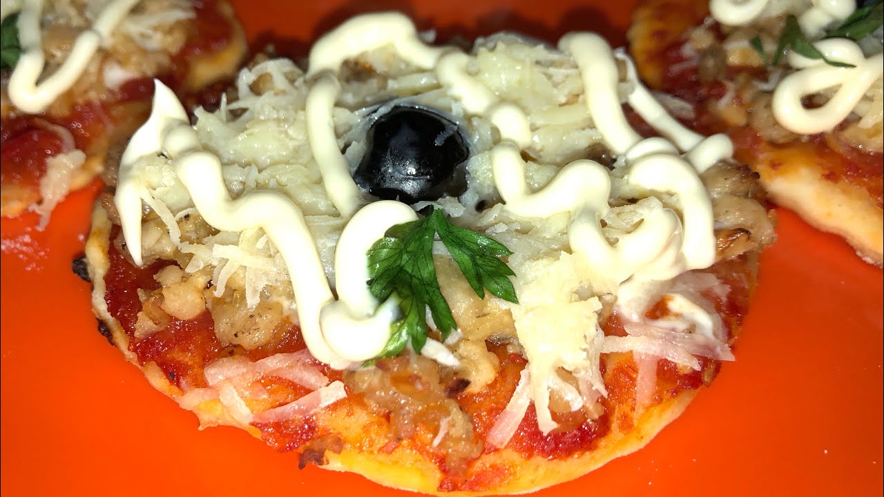 وصفة ميني بيتزا 🍕 حضرتها انا و كنتي هبال في المذاق وأفضل من تع المحلات و ساهلة جربها و متندموش