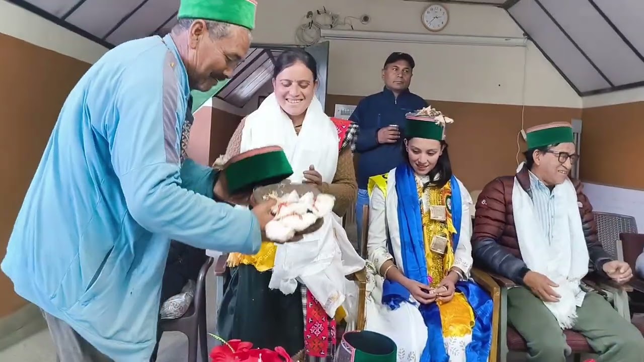 Miss kinnaur 2025 prerna Negi ko apne petrik gao me grapm vasiyo dawara bavya swagat kiya .
