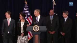Barack Obama Singing Get Lucky by Daft Punk ft  Pharrell ( ENORME )