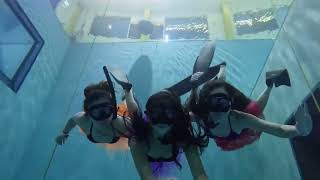 3 girls holding breath underwater! 3 girls holding breath underwater!